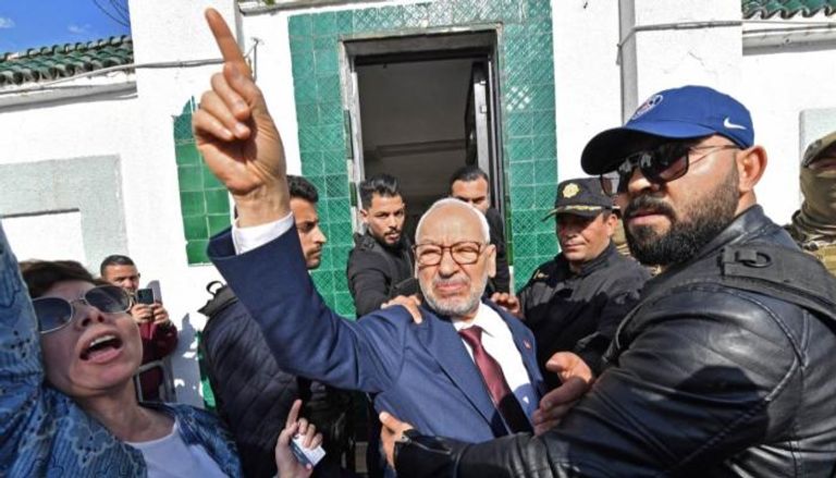 زعيم حركة النهضة الإخوانية راشد الغنوشي خلال اقتياده للتحقيق