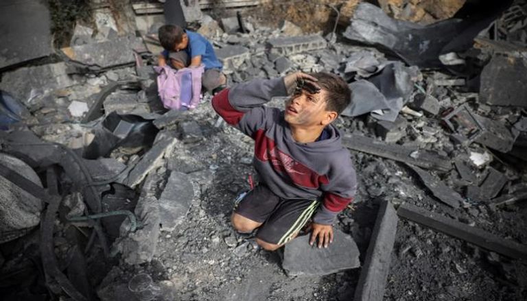 طفل فلسطيني في ساحة منزله المتهدم