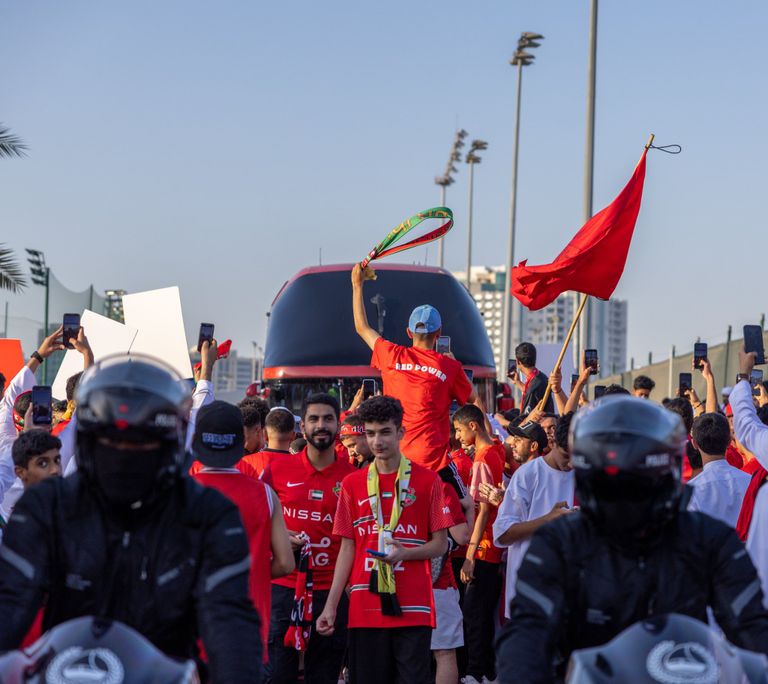 جماهير شباب الأهلي شباب الأهلي بطل الدوري الإماراتي 2022-2023