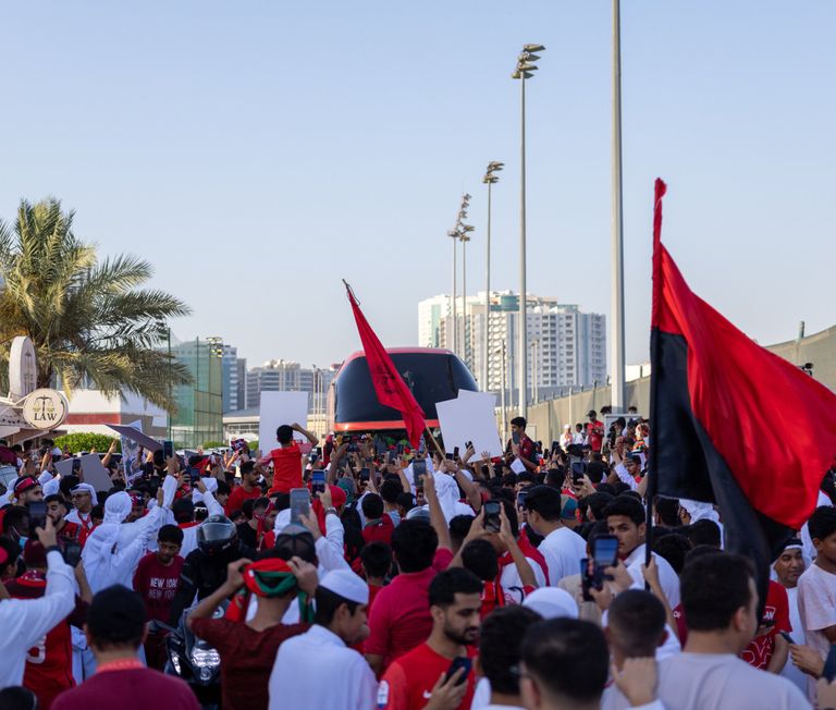 جماهير شباب الأهلي شباب الأهلي بطل الدوري الإماراتي 2022-2023