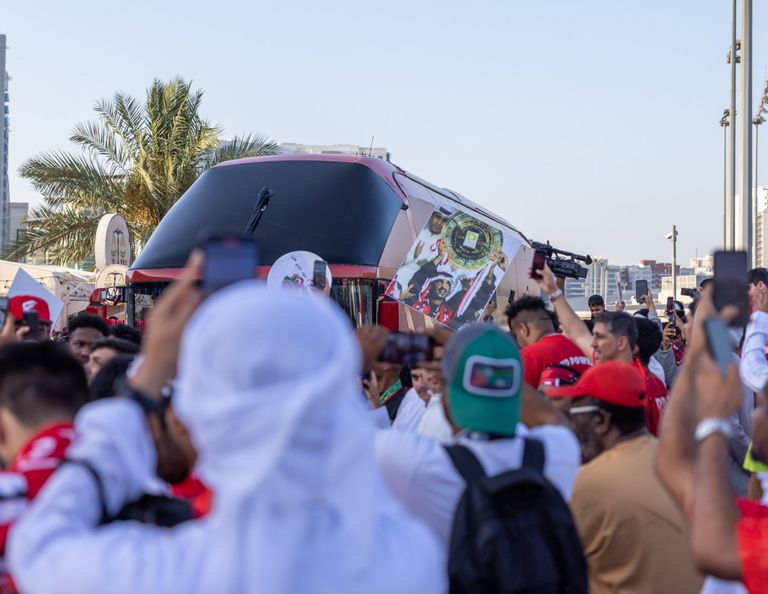 جماهير شباب الأهلي شباب الأهلي بطل الدوري الإماراتي 2022-2023