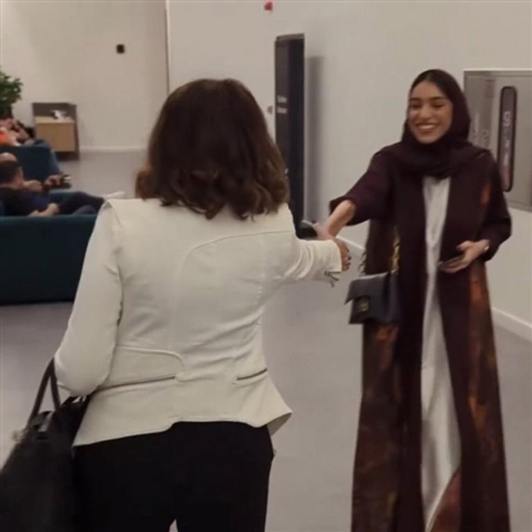 أنغام تصافح زينة عماد أنغام ترد على اتهامها بتجاهل زينة عماد