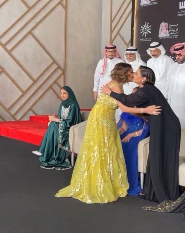 أنغام ترد على اتهامها بتجاهل زينة عماد