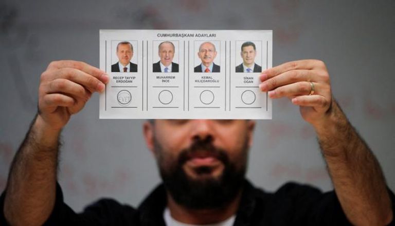 شاب تركي يرفع بطاقة اقتراع