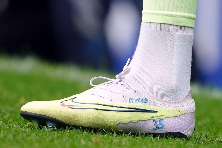 حذاء هالاند إرلينغ هالاند مهاجم مانشستر سيتي