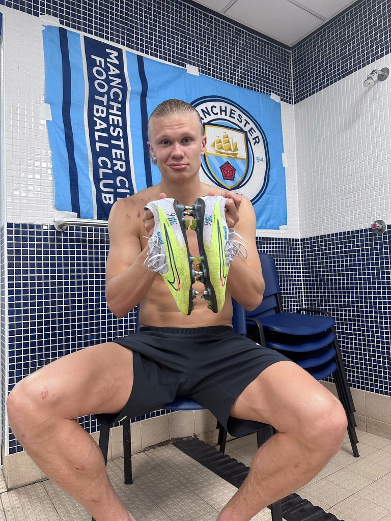 حذاء هالاند إرلينغ هالاند مهاجم مانشستر سيتي