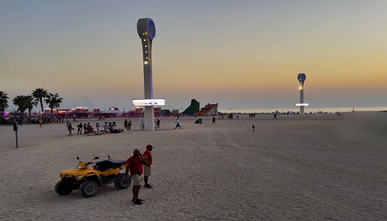 3 شواطئ مخصصة للسباحة الليلية في دبي