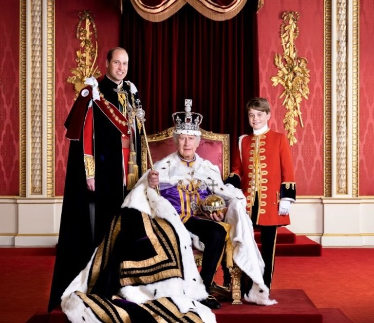 الأمير أندرو خلال مراسم التتويج