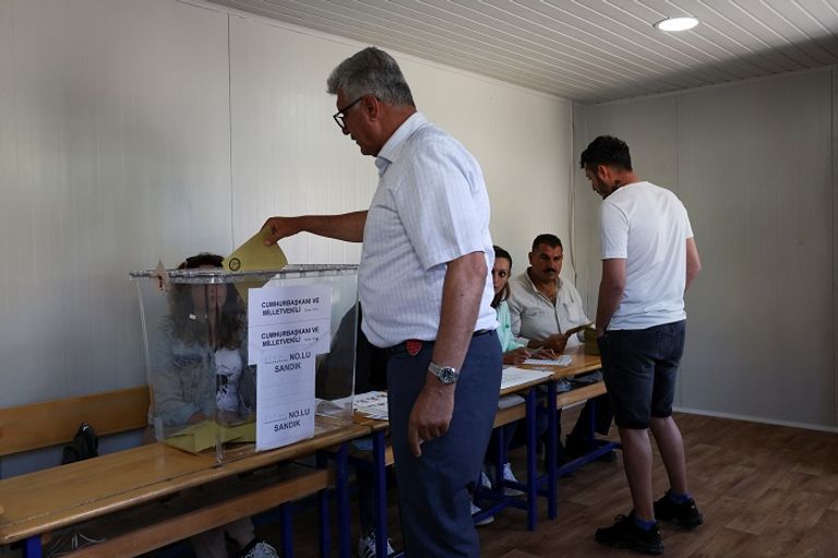 ناخب تركي يدلي بصوته في الانتخابات - رويترز ناخبون أتراك داخل أحد مراكز الاقتراع - أرشيفية