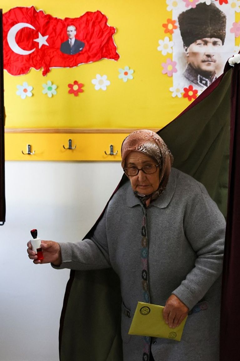 ناخبة تركية داخل أحد مراكز الاقتراع ناخبون أتراك داخل أحد مراكز الاقتراع - أرشيفية