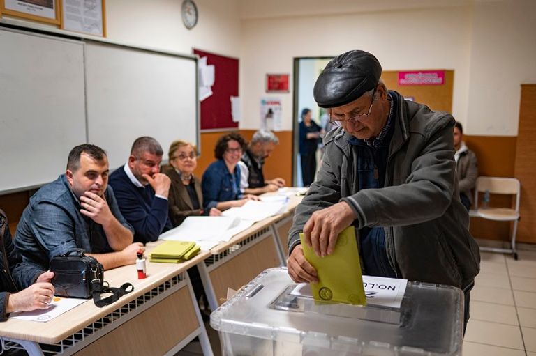 ناخب تركي يدلي بصوته - الفرنسية تركيا حائرة بين أردوغان وكليجدار أوغلو