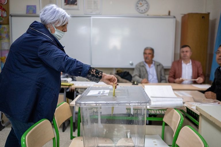 ناخبة تركية تدلي بصوتها - الفرنسية تركيا حائرة بين أردوغان وكليجدار أوغلو