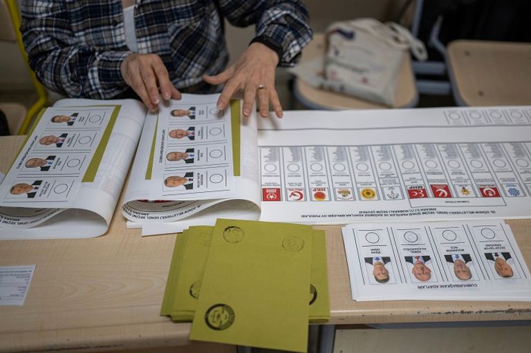 بطاقات انتخابية داخل أحد مراكز التصويت التركية - الفرنسية تركيا حائرة بين أردوغان وكليجدار أوغلو