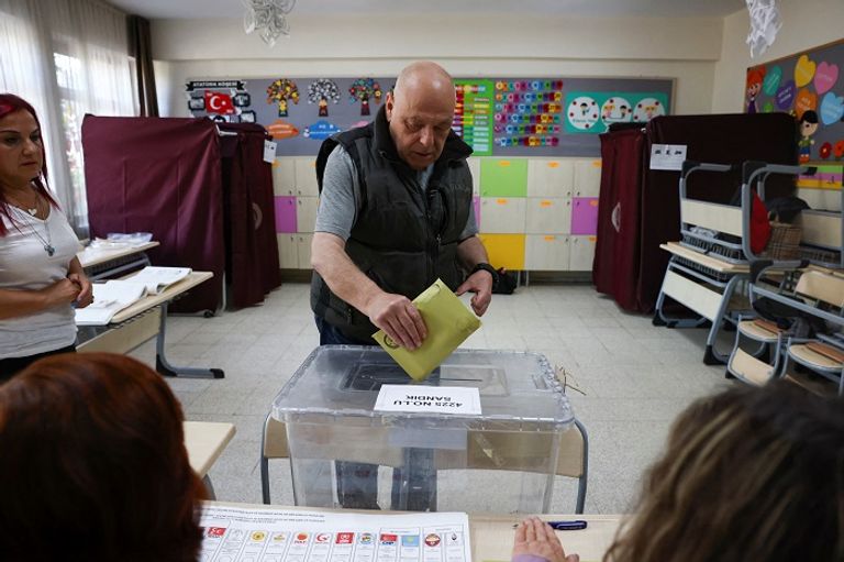 ناخب تركي داخل أحد مراكز الاقتراع - رويترز رجب طيب أردوغان وكمال كليجدار أوغلو