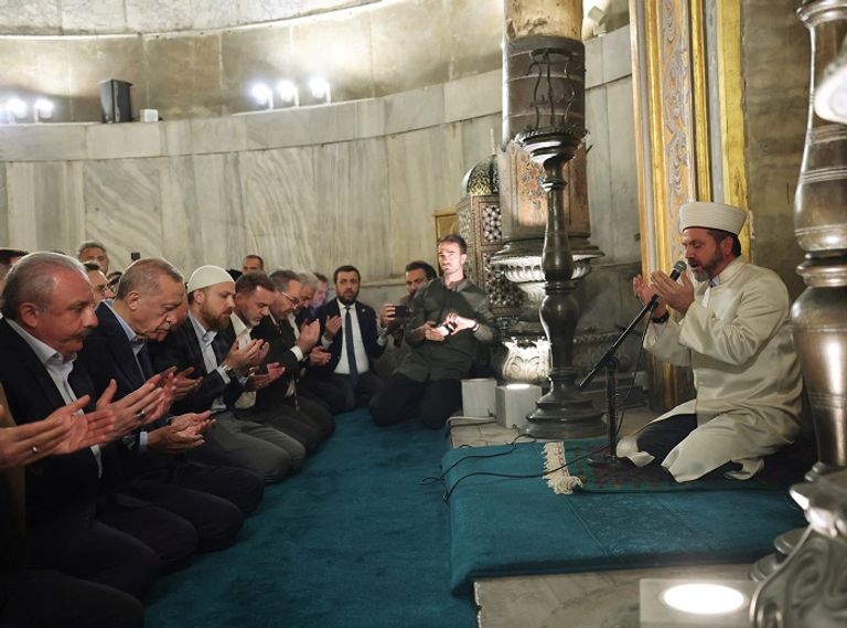 أردوغان في آيا صوفيا - رويترز لافتات دعائية لأردوغان وكليجدار أوغلو