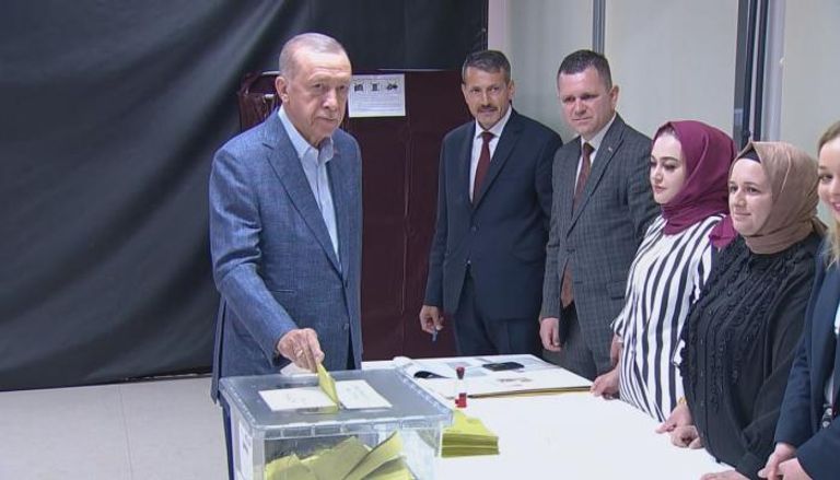 الرئيس التركي أردوغان يدلي بصوته في الانتخابات