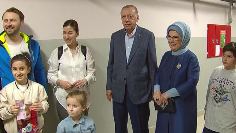 أردوغان وزوجته داخل مقر اللجنة الانتخابية