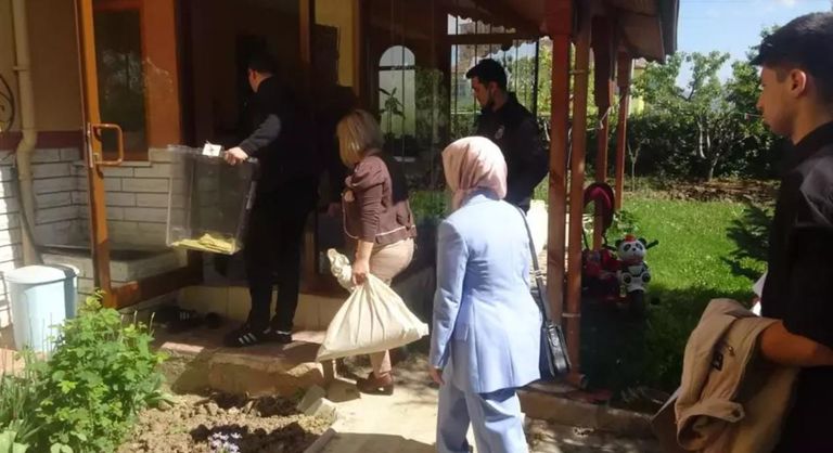 صناديق اقتراع متنقلة ناخب تركي يدلي بصوته من على فراش المرض