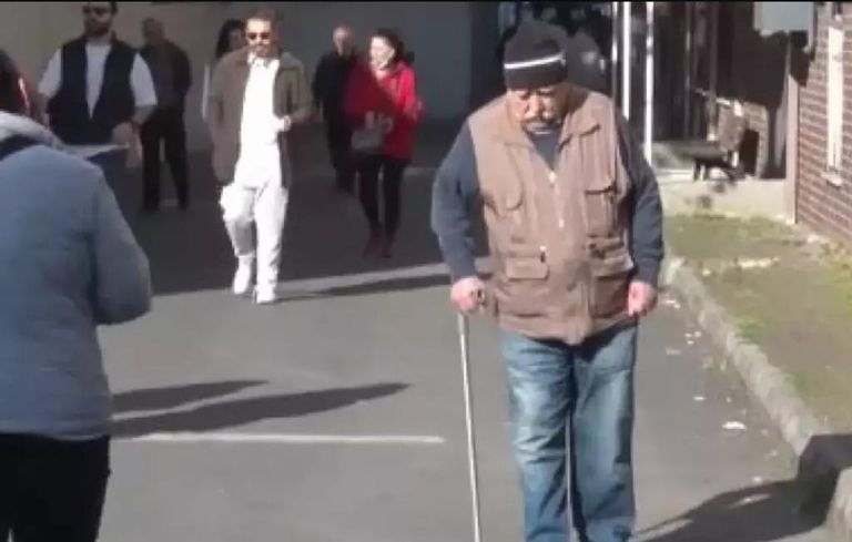 ناخب تركي يدلي بصوته من على فراش المرض