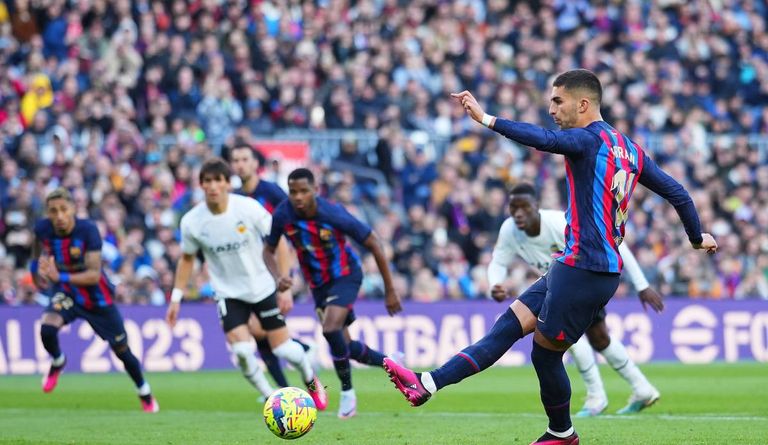 فيران توريس يهدر ركلة جزاء لبرشلونة ضد فالنسيا روبرت ليفاندوفسكي يهدر ركلة جزاء ضد ألميريا