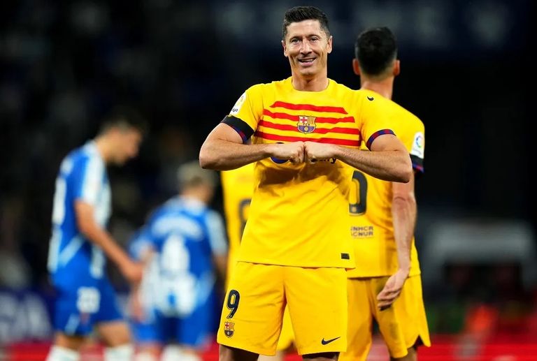 روبرت ليفاندوفسكي مهاجم برشلونة برشلونة بطل الدوري الإسباني 2022-2023