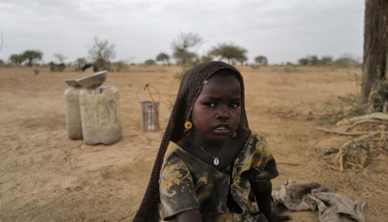 طفلة سودانية نازحة على الحدود مع تشاد - رويترز