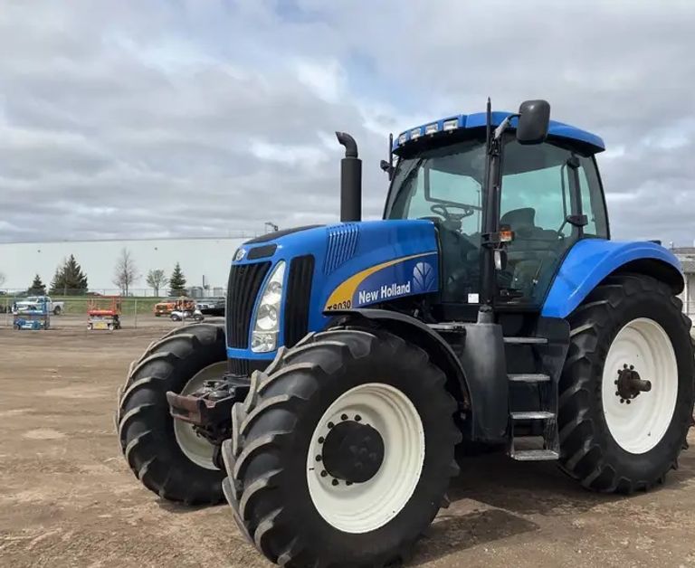 الجرار الزراعي "نيو هولاند" جرافة "كاتربيلر" خلال عرضها بالمزاد