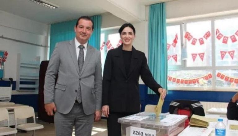 سيدا ساريباش أثناء تصويتها في الانتخابات البرلمانية التركية 2023