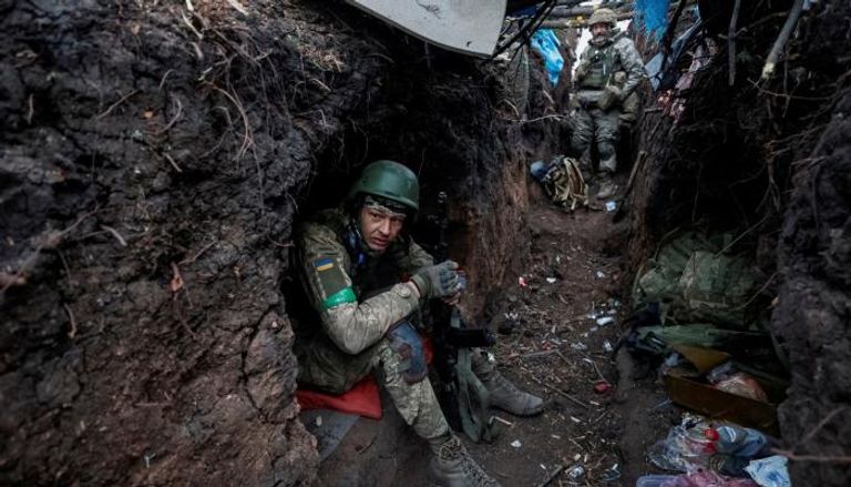 جنود أوكران يستريحون في مواقعهم قرب باخموت