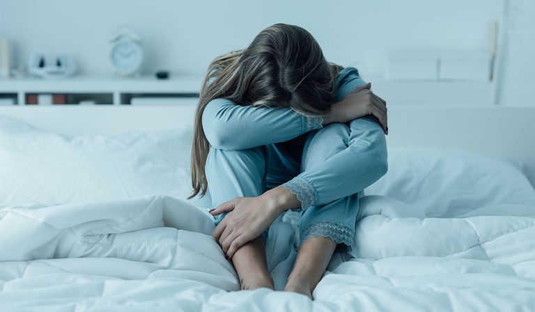 فتاة تعاني من الأرق