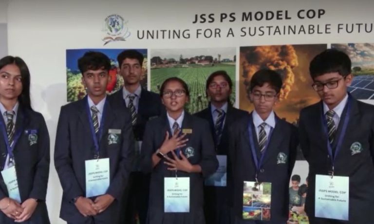 طلاب المدرسة في نموذج محاكاة لـ