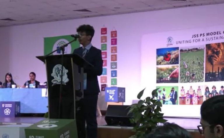 طلاب المدرسة في نموذج محاكاة لـ