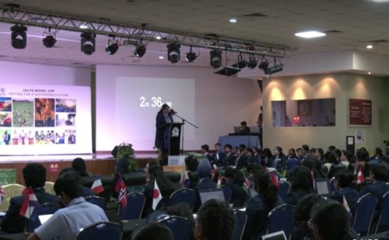 طلاب المدرسة في نموذج محاكاة لـ