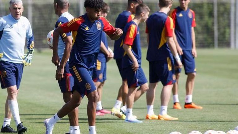 لامين يامال لامين يامال بقميص منتخب إسبانيا