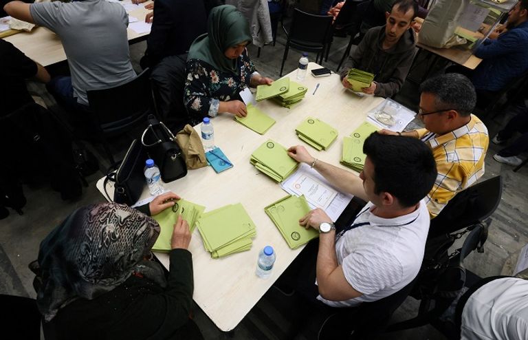 جانب من عملية فرز الأصوات في الانتخابات التركية - رويترز