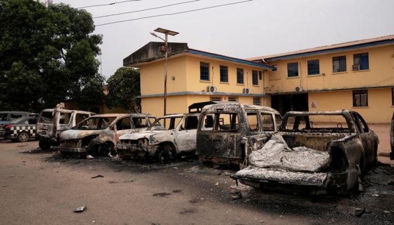سيارات محترقة أمام مركز للشرطة في نيجيريا - أرشيفية