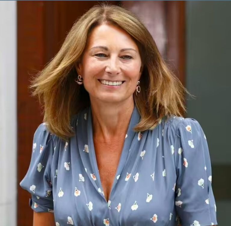 كارول والدة كيت ميدلتون كيت ميدلتون مع والديها