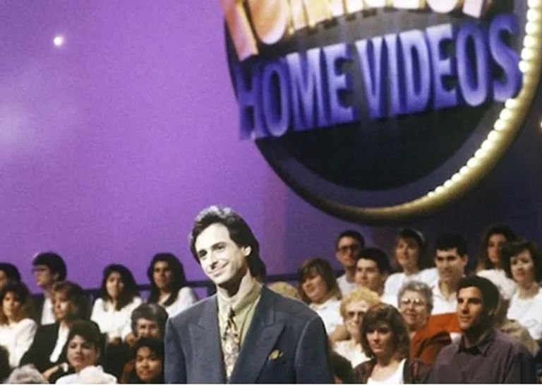 الكوميدي الأمريكي بوب ساغيت مسنة تفوز بمبلغ كبير بسبب مزحة