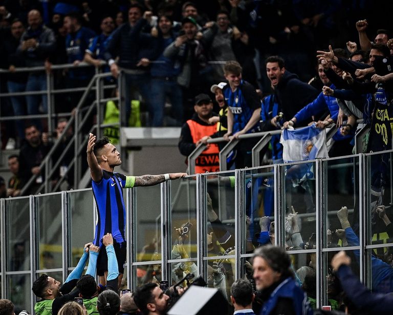 لاوتارو مارتينيز مهاجم إنتر ميلان يحتفل مع الجماهير