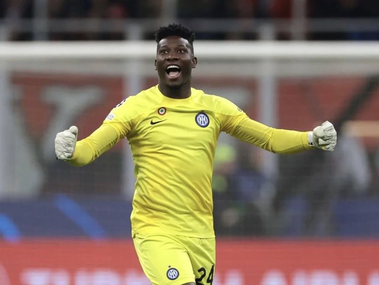 لاوتارو مارتينيز مهاجم إنتر ميلان يحتفل مع الجماهير