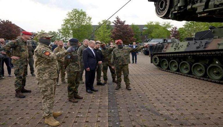 زيلينسكي وشولتز خلال زيارة لقاعدة عسكرية في ألمانيا