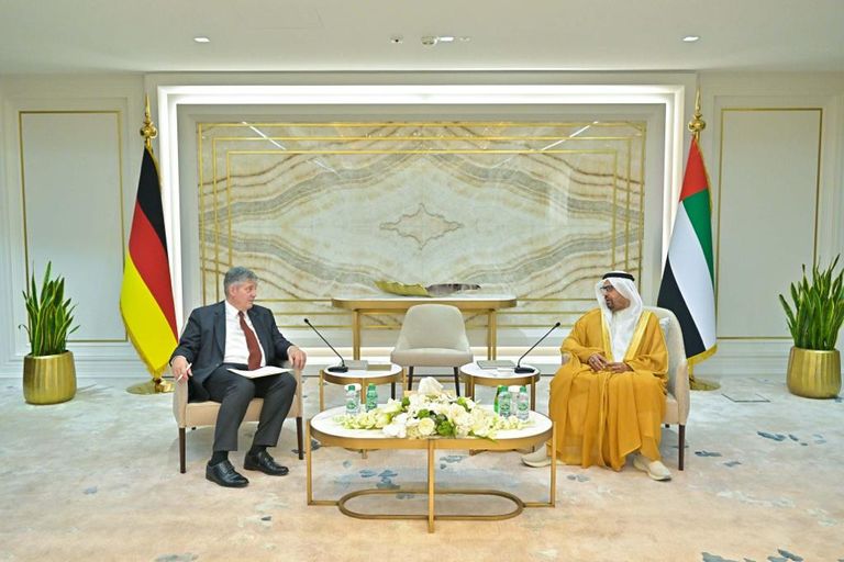 علي النعيمي خلال لقائه هوغ صوري