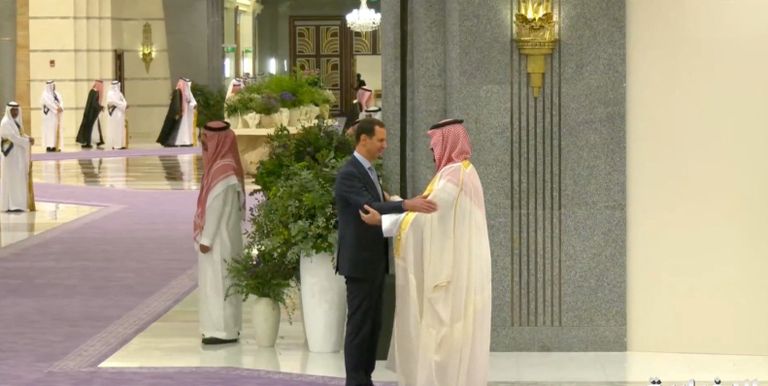 الأسد مبتسما خلال الصورة التذكارية في القمة