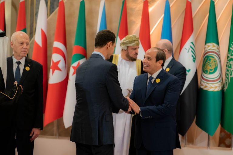 الأسد مبتسما خلال الصورة التذكارية في القمة