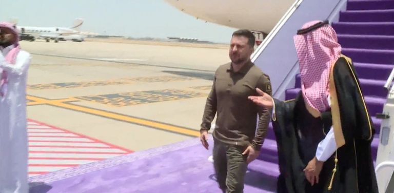 الأسد مبتسما خلال الصورة التذكارية في القمة