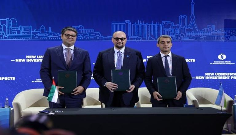 جانب من توقيع الاتفاقية بين مصدر وأوزبكستان - وام