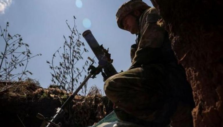 جندي أوكراني يتخذ موقعه قرب باخموت - رويترز