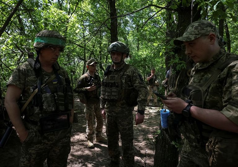 جنود أوكرانيون على جبهة القتال قرب باخموت - رويترز