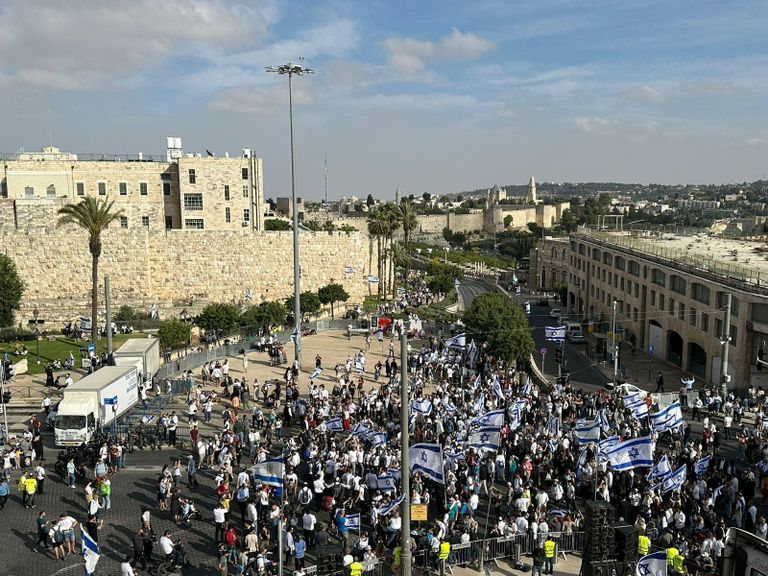 مسيرة بالأعلام الإسرائيلية في القدس في تصعيد جديد