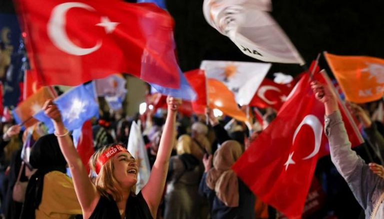 أتراك يحتفلون في نهاية يوم التصويت الأول - رويترز